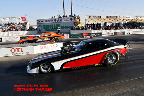 Matt Bynum - 'Nitro Nick' (near lane) vs 
Smiley Cordero - 'Maximum Overdrive' (far lane)